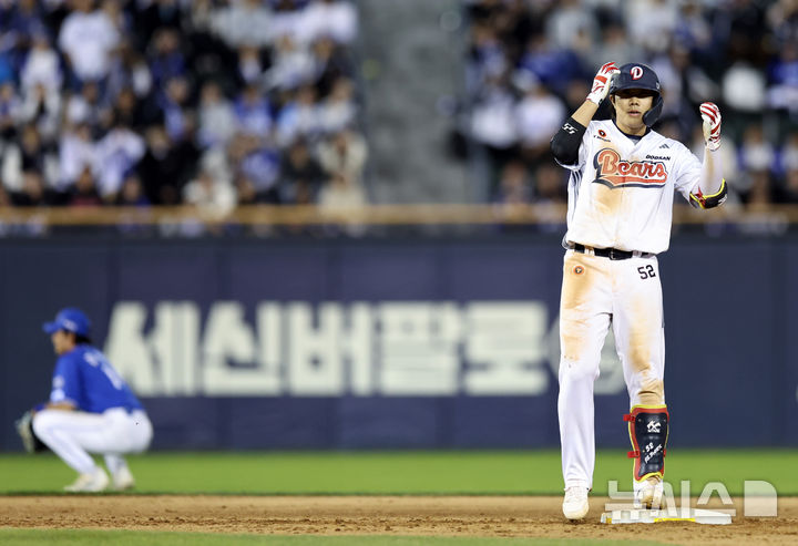 [서울=뉴시스] 최진석 기자 = 30일 서울 송파구 잠실야구장에서 열린 2026 KBO리그 삼성 라이온즈와 두산 베어스의 경기, 8회말 2사 만루 상황 두산 박준순이 3타점 안타를 치고 2루에서 기뻐하고 있다. 2026.04.30. myjs@newsis.com