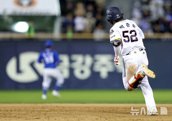 [서울=뉴시스] 최진석 기자 = 30일 서울 송파구 잠실야구장에서 열린 2026 KBO리그 삼성 라이온즈와 두산 베어스의 경기, 8회말 2사 만루 상황 두산 박준순이 3타점 안타를 치고 2루로 달리고 있다. 2026.04.30. myjs@newsis.com