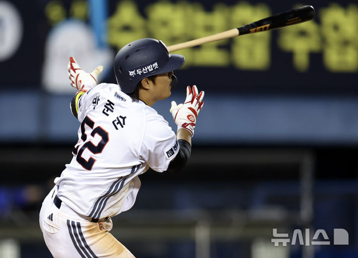[서울=뉴시스] 최진석 기자 = 30일 서울 송파구 잠실야구장에서 열린 2026 KBO리그 삼성 라이온즈와 두산 베어스의 경기, 8회말 2사 만루 상황 두산 박준순이 3타점 안타를 치고 있다. 2026.04.30. myjs@newsis.com