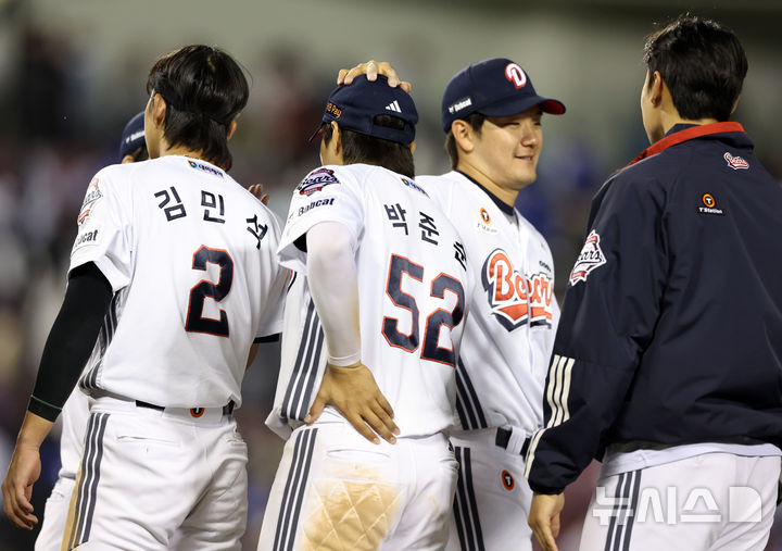 [서울=뉴시스] 최진석 기자 = 두산 베어스 선수들이 30일 서울 송파구 잠실야구장에서 열린 2026 KBO리그 삼성 라이온즈와 두산 베어스의 경기에서 8대5로 승리를 거두며 기뻐하고 있다. 2026.04.30. myjs@newsis.com