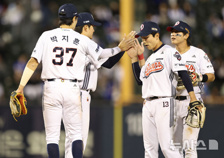 [서울=뉴시스] 최진석 기자 = 두산 베어스 선수들이 30일 서울 송파구 잠실야구장에서 열린 2026 KBO리그 삼성 라이온즈와 두산 베어스의 경기에서 8대5로 승리를 거두며 기뻐하고 있다. 2026.04.30. myjs@newsis.com