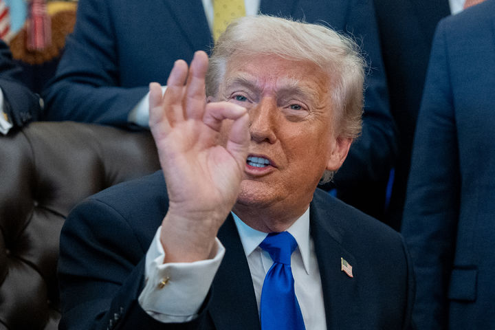 [워싱턴=AP/뉴시스]도널드 트럼프 미국 대통령이 30일(현지 시간) 백악관 집무실에서 취재진 질문에 답하고 있다. 2026.05.01.