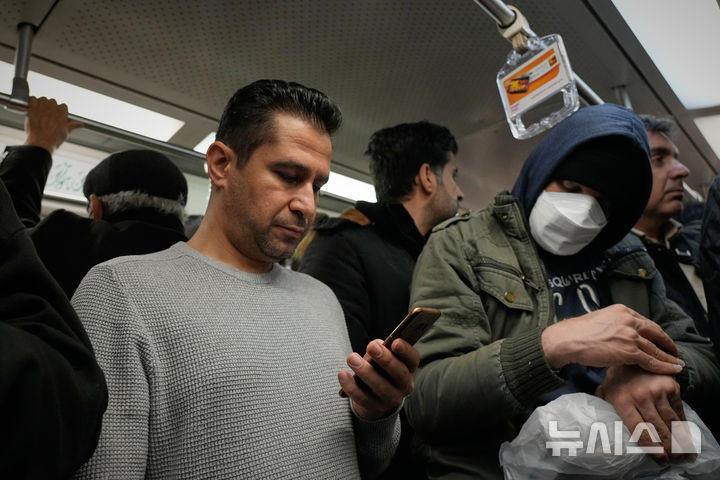 [AP/뉴시스] 2024년 12월 자료사진으로 테헤란 지하철 내 스마트폰 