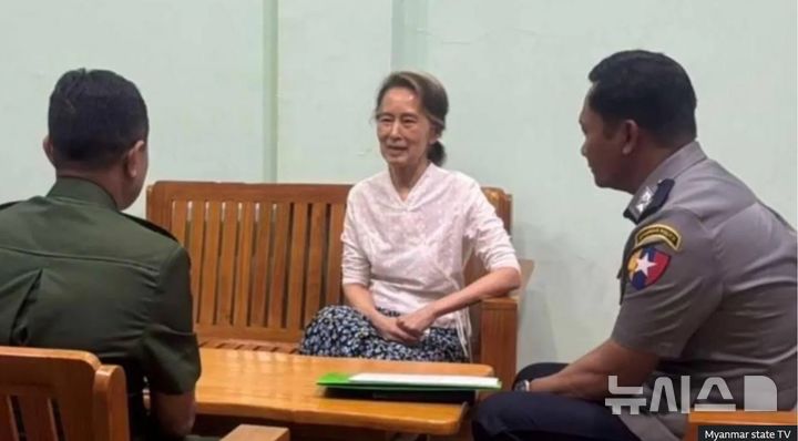 [서울=뉴시스]군부 쿠데타 수장 출신 민 아웅 흘라잉 미얀마 대통령이 30일(현지시간) 아웅산 수치 국가고문을 가택 연금으로 전환하도록 명령했다. 사진은 대통령실이 공개한 아웅산 수치 사진. 2026.05.01 photo@newsis.com