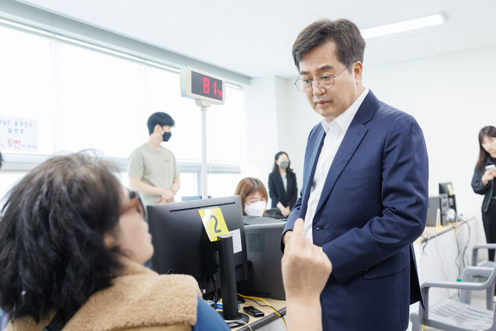 [수원=뉴시스] 김동연 지사가 지난 달 27일 오전 안양시 관양동 행정복지센터에서 고유가 피해지원금 신청 도민의 의견을 청취하고 있다. (사진=경기도 제공) 2026.05.01. photo@newsis.com *재판매 및 DB 금지