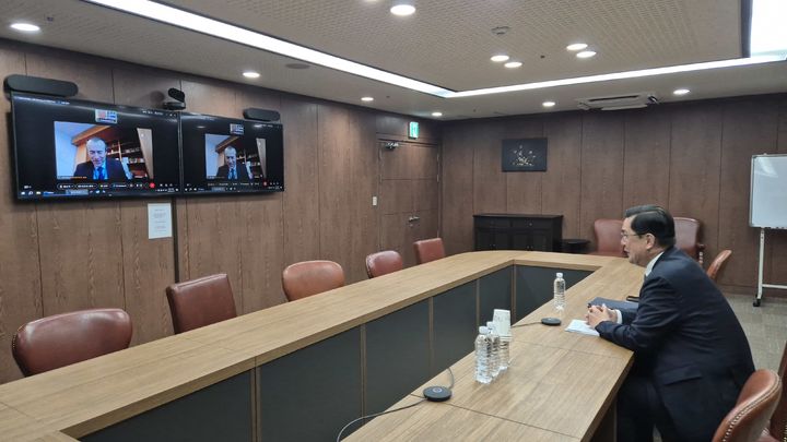 [서울=뉴시스]외교부는 이경철 중동평화 정부대표가 지난 30일 칼레드 키아리 유엔 정무·평화구축국(DPPA) 중동·아태·유럽·중남미 담당 사무차장보와 화상 면담을 갖고 이스라엘-팔레스타인 문제 및 중동 전쟁 등에 대해 논의했다고 1일 밝혔다. *재판매 및 DB 금지