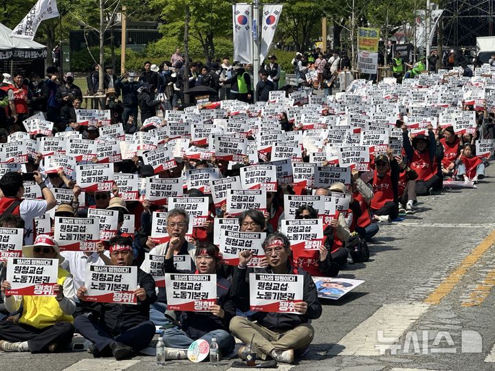 [대전=뉴시스] 김도현 기자 = 전국민주노동조합총연맹 대전본부 소속 노조원들이 노동절인 1일 오전 대전 서구 둔산동 대전시청 남문 앞 도로에서 원청 교섭 등 쟁취를 위한 투쟁을 벌이기 위해 집회에 참석해 피켓을 들고 있다. 2026.05.01. kdh1917@newsis.com