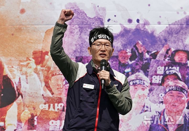 [제주=뉴시스] 오영재 기자 = 임기환 민주노총 제주본부장이 1일 오전 제주시청 앞에서 열린 '2026 세계노동절 제주대회'에서 발언하고 있다. 2026.05.01. oyj4343@newsis.com