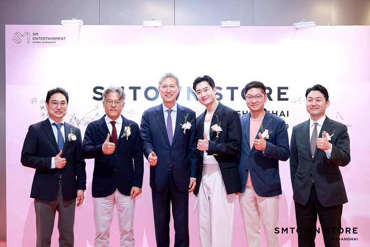 [서울=뉴시스] 왼쪽부터 SM 중국법인 한지석 부대표 & SM엔터 장철혁 공동대표 & 노재헌 주중국 대한민국 대사 & SM 중국법인 조미 이사 & SM엔터 탁영준 공동대표 & SM 중국법인 김동현 대표. (사진 = SM엔터테인먼트 제공) 2026.05.01. photo@newsis.com *재판매 및 DB 금지