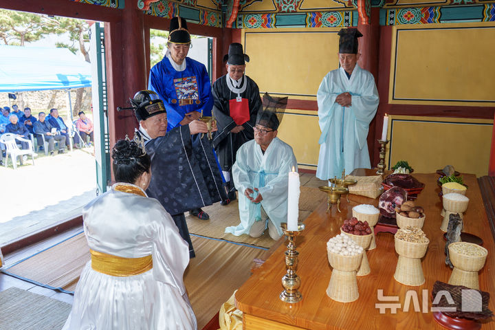 [증평=뉴시스] 1일 오전 충북 증평군 단군전에서 국조 단군의 승천을 기념하는 '어천대제'가 열리고 있다. (사진= 증평군 제공) 2026.05.01. photo@newsis.com *재판매 및 DB 금지