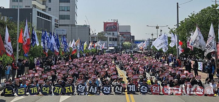 [청주=뉴시스] 민주노총 충북본부가 1일 충북 청주시 청주대교 인근 도로에서 '2026 세계노동절 충북대회'를 열고 있다. (사진= 민주노총 충북본부 제공) 2026.05.01. photo@newsis.com *재판매 및 DB 금지