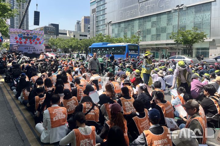 [대구=뉴시스] 이상제 기자 = 노동절인 1일 대구 중구 공평동 2.28기념중앙공원 북측 도로에서 민주노총 대구지역본부 조합원 등이 집회를 열고 있다. 2026.05.01. king@newsis.com