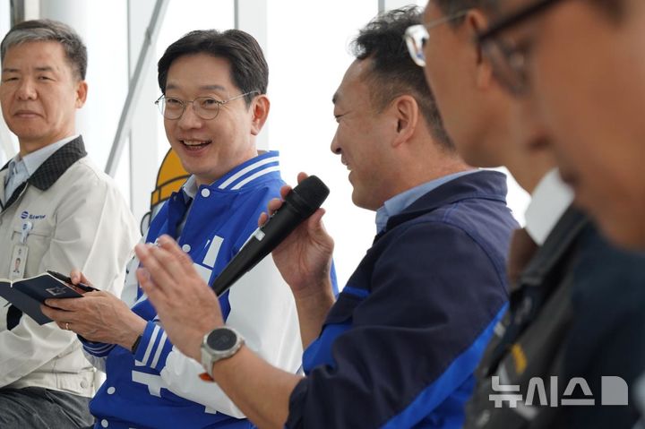 [창원=뉴시스]지난 30일 창원국가산업단지 내 태림산업을 방문한 김경수 경남도지사 후보가 간담회 시간에 회사 관계자 이야기를 듣고 있다.(사진=김경수후보 선거사무소 제공) 2025.05.01. photo@newsis.com