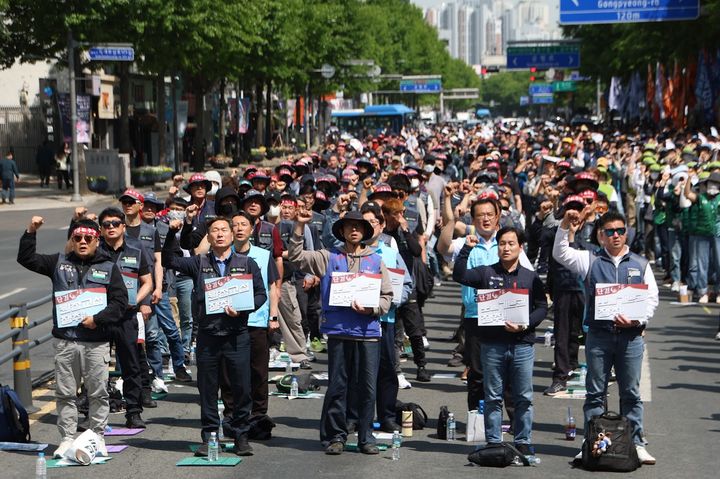 [대구=뉴시스] 이상제 기자 = 노동절인 1일 대구 중구 공평동 2.28기념중앙공원 북측 도로에서 민주노총 대구지역본부 조합원 등이 집회를 열고 있다. (사진=민주노총 대구지부 제공) 2026.05.01. photo@newsis.com *재판매 및 DB 금지
