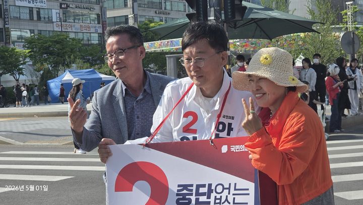 [안산=뉴시스] 이민근 제9회 전국동시지방선거 안산시장 선거 국민의힘 후보(사진 가운데)가 1일 안산국제거리극축제 현장에서 시민의 요청에 응해 함께 사진을 찍고 있다. (사진=이민근 원팀캠프 제공) 2026.05.01. photo@newsis.com *재판매 및 DB 금지