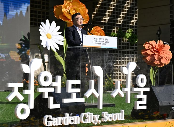 [서울=뉴시스] 김성보 서울시장 권한대행이 1일(금) 서울숲에서 열린 '2026 서울국제정원박람회' 개막식에서 인사말을 하고 있다. (사진=서울시 제공) 2026.05.01. *재판매 및 DB 금지