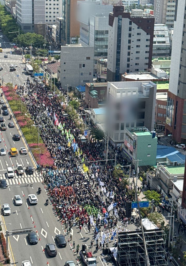 [부산=뉴시스] 부산 부산진구 전포대로에서 진행된 노동절 집회 모습. (사진=부산경찰청 제공) 2026.05.01. photo@newsis.com *재판매 및 DB 금지