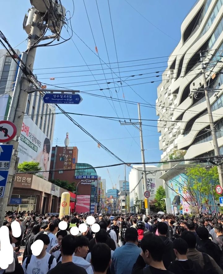 인파가 몰린 1일 성수동 거리 사진. 사진 X 캡처 *재판매 및 DB 금지