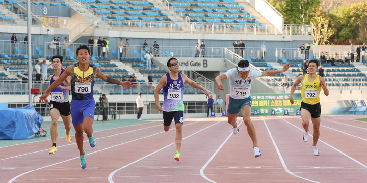 [서울=뉴시스] 제55회 전국종별육상경기선수권대회 남자 400m에서 우승한 배건율(사진 왼쪽에서 두 번째). (사진 = 대한육상연맹 제공) *재판매 및 DB 금지
