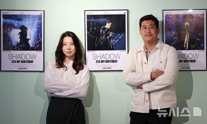 [서울=뉴시스] 조성우 기자 = 뮤지컬 '쉐도우'의 김현준(오른쪽) 연출가와 허재인 작가가 지난달 30일 서울 강남구 압구정로에서 뉴시스와 인터뷰에 앞서 포즈를 취하고 있다. 2026.05.03. xconfind@newsis.com