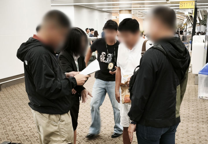 [서울=뉴시스] 경찰이 필리핀 마약 총책 박왕열에게 마약을 공급한 혐의를 받는 50대 남성을 태국에서 검거해 1일 국내로 송환한다. 사진은 현지 공항에서 마약 공급책 '청담' 최모씨에 대해 체포영장이 집행되는 모습. (사진=경찰청 제공) 2026.05.01. photo@newsis.com *재판매 및 DB 금지