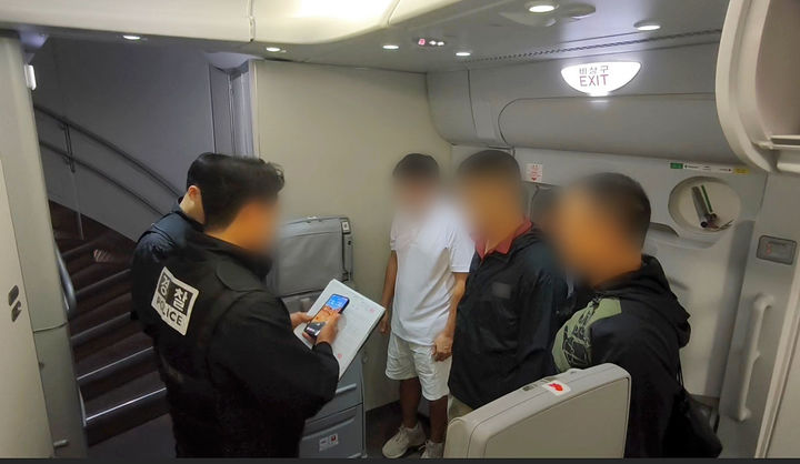 [서울=뉴시스] 경찰이 필리핀 마약 총책 박왕열에게 마약을 공급한 혐의를 받는 50대 남성을 태국에서 검거해 1일 국내로 송환한다. 사진은 마약 공급책 '청담' 최모씨에 대해 기내에서 체포영장이 집행되는 모습. (사진=경찰청 제공) 2026.05.01. photo@newsis.com *재판매 및 DB 금지