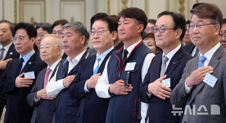 [서울=뉴시스] 고범준 기자 = 이재명 대통령이 1일 청와대에서 열린 2026 노동절 기념식에서 국민의례를 하고 있다. (청와대통신사진기자단) 2026.05.01. bjko@newsis.com