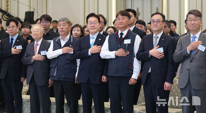 [서울=뉴시스] 고범준 기자 = 이재명 대통령이 1일 청와대에서 열린 2026 노동절 기념식에서 국민의례를 하고 있다. (청와대통신사진기자단) 2026.05.01. bjko@newsis.com