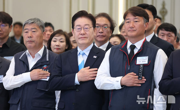 [서울=뉴시스] 고범준 기자 = 이재명 대통령이 1일 청와대에서 열린 2026 노동절 기념식에서 국민의례를 하고 있다.&nbsp; 왼쪽부터 김동명 한국노동조합총연맹 위원장, 이 대통령, 양경수 전국민주노동조합총연맹(민주노총) 위원장. (청와대통신사진기자단) 2026.05.01. bjko@newsis.com
