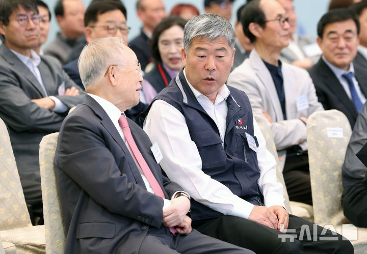 [서울=뉴시스] 고범준 기자 = 손경식(왼쪽) 한국경영자총협회 회장과 김동명 한국노동조합총연맹 위원장이 1일 청와대에서 열린 2026 노동절 기념식에서 대화를 나누고 있다. (청와대통신사진기자단) 2026.05.01. bjko@newsis.com