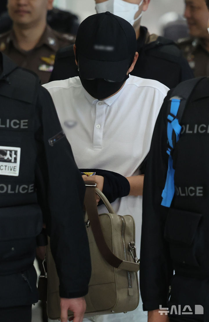 [서울=뉴시스] 권창회 기자 = '마약왕' 박왕열에게 마약을 공급한 혐의를 받는 최모씨가 1일 인천국제공항 제2여객터미널을 통해 송환되고 있다. 2026.05.01. kch0523@newsis.com
