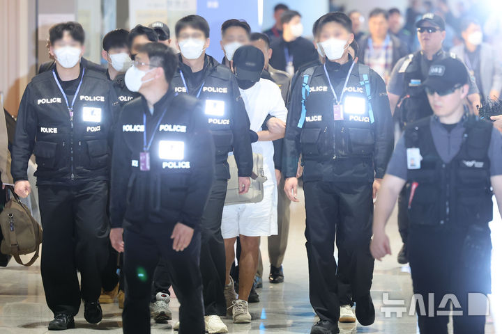 [서울=뉴시스] 권창회 기자 = '마약왕' 박왕열에게 마약을 공급한 혐의를 받는 최모씨가 1일 인천국제공항 제2여객터미널을 통해 송환되고 있다. 2026.05.01. kch0523@newsis.com