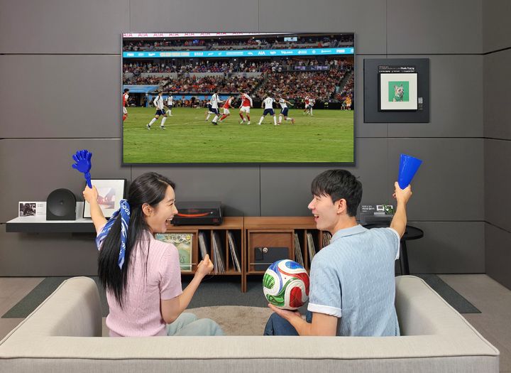 [서울=뉴시스] 삼성전자가 다가오는 글로벌 축구 이벤트 시즌을 맞아 스포츠 시청에 최적화된 2026년형 AI TV를 보다 많은 고객이 만나볼 수 있도록 '결정적 순간, AI 축구 모드로! 삼성 AI TV로 바꿔보상' 프로모션을 진행한다. 사진은 모델들이 'AI 축구 모드'가 적용된 2026년형 'OLED' TV를 살펴보고 있다. (사진=삼성전자 제공) 2026.05.01. photo@newsis.com *재판매 및 DB 금지