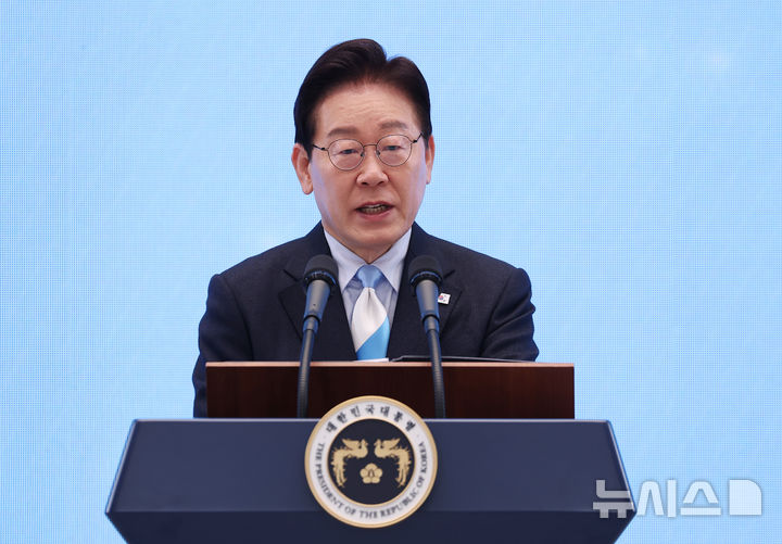 [서울=뉴시스] 고범준 기자 = 이재명 대통령이 1일 청와대에서 열린 2026 노동절 기념식에서 기념사를 하고 있다. (청와대통신사진기자단) 2026.05.01. bjko@newsis.com