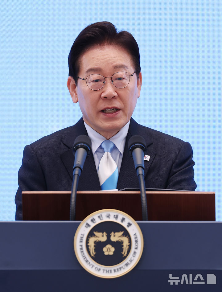 [서울=뉴시스] 고범준 기자 = 이재명 대통령이 1일 청와대에서 열린 2026 노동절 기념식에서 기념사를 하고 있다. (청와대통신사진기자단) 2026.05.01. bjko@newsis.com