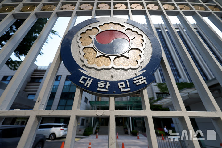 [서울=뉴시스] 김진아 기자 = 노동절이 법정공휴일로 지정되면서 공무원·교사 등까지 휴무 대상에 포함된 1일 서울 종로구 정부서울청사가 노동절 휴무로 한산한 모습을 보이고 있다. 2026.05.01. bluesoda@newsis.com