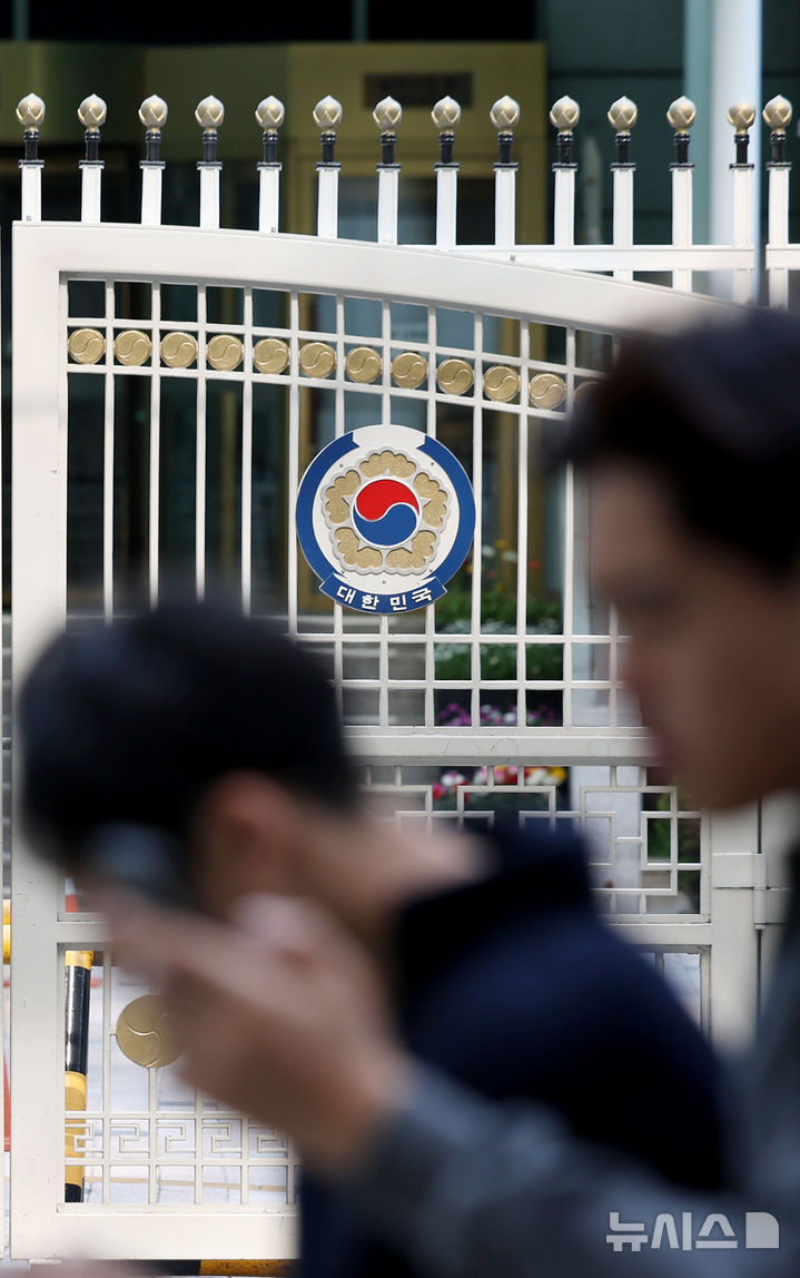 [서울=뉴시스] 김진아 기자 = 노동절이 법정공휴일로 지정되면서 공무원·교사 등까지 휴무 대상에 포함된 1일 서울 종로구 정부서울청사가 노동절 휴무로 한산한 모습을 보이고 있다. 2026.05.01. bluesoda@newsis.com