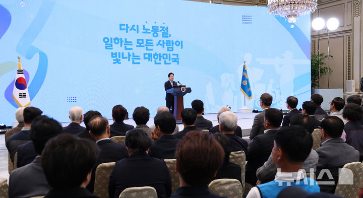 [서울=뉴시스] 고범준 기자 = 이재명 대통령이 1일 청와대에서 열린 2026 노동절 기념식에서 기념사를 하고 있다. (청와대통신사진기자단) 2026.05.01. bjko@newsis.com