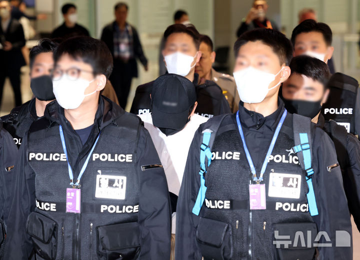 [인천공항=뉴시스] 권창회 기자 = '마약왕' 박왕열에게 마약을 공급한 혐의를 받는 최모씨가 1일 인천국제공항 제2여객터미널을 통해 송환되고 있다. (공동취재) 2026.05.01. photo@newsis.com