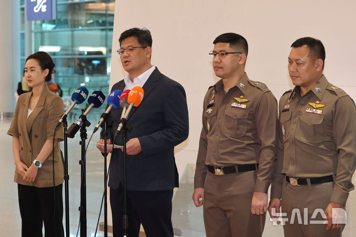 [인천공항=뉴시스] 권창회 기자 = 오창한 경찰청 마약범죄수사과장이 1일 인천국제공항 제2여객터미널에서 해외 마약공급책 최모씨 송환 관련 브리핑을 하고 있다. 2026.05.01. kch0523@newsis.com