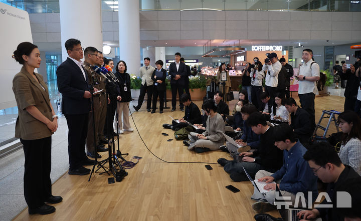 [인천공항=뉴시스] 권창회 기자 = 오창한 경찰청 마약범죄수사과장이 1일 인천국제공항 제2여객터미널에서 해외 마약공급책 최모씨 송환 관련 브리핑을 하고 있다. 2026.05.01. kch0523@newsis.com