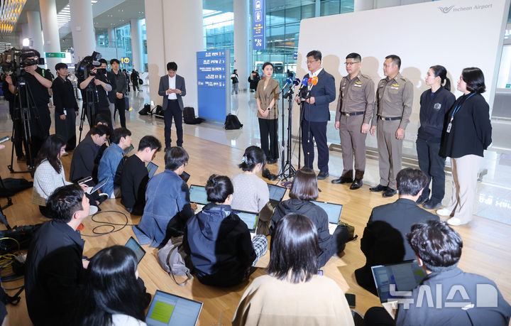 [인천공항=뉴시스] 권창회 기자 = 오창한 경찰청 마약범죄수사과장이 1일 인천국제공항 제2여객터미널에서 해외 마약공급책 최모씨 송환 관련 브리핑을 하고 있다. 2026.05.01. kch0523@newsis.com