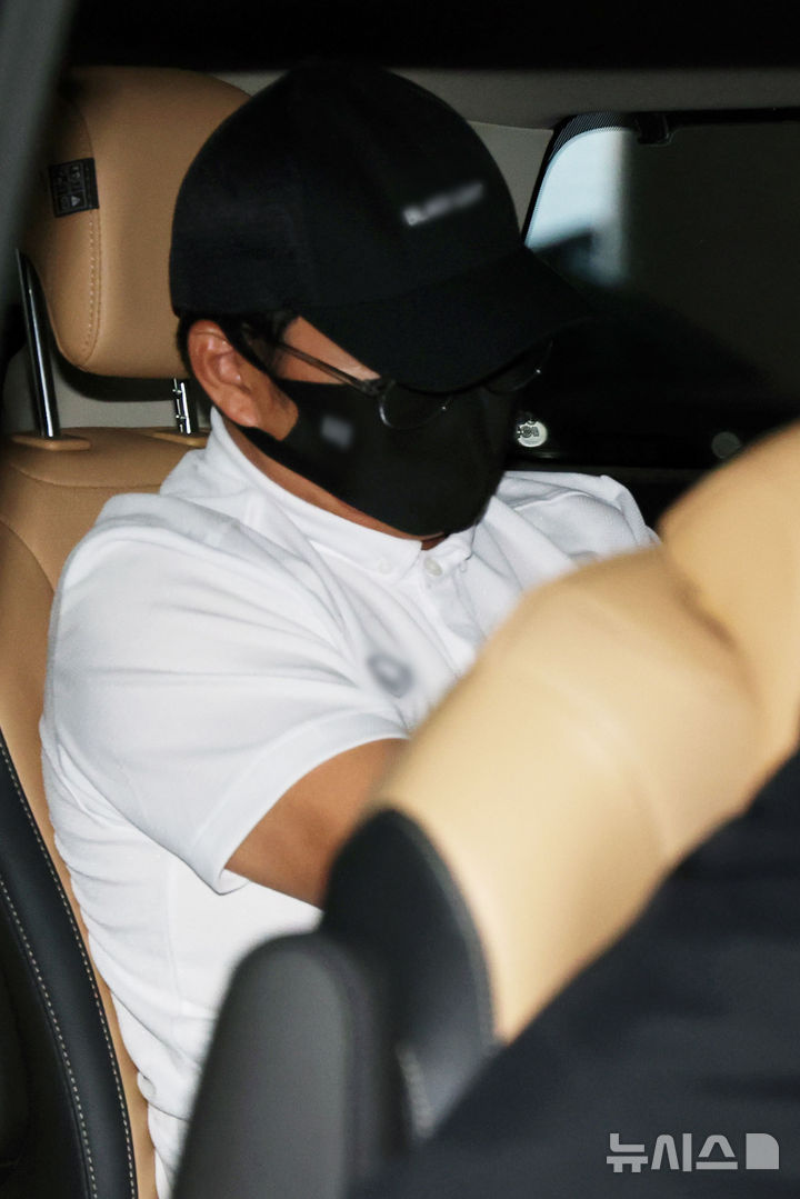 [인천공항=뉴시스] 권창회 기자 = '마약왕' 박왕열에게 마약을 공급한 혐의를 받는 최모씨가 1일 인천국제공항 제2여객터미널을 통해 송환되고 있다. (공동취재) 2026.05.01. photo@newsis.com