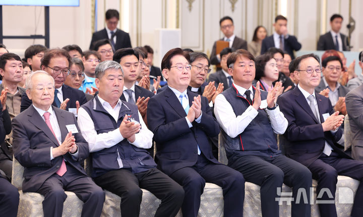 [서울=뉴시스] 고범준 기자 = 이재명 대통령이 1일 청와대에서 열린 2026 노동절 기념식에서 참석자들과 박수를 치고 있다.&nbsp; 왼쪽부터 손경식 한국경영자총협회 회장, 김동명 한국노동조합총연맹 위원장, 이 대통령, 양경수 전국민주노동조합총연맹(민주노총) 위원장, 송치영 소상공인연합회장. (청와대통신사진기자단) 2026.05.01. bjko@newsis.com