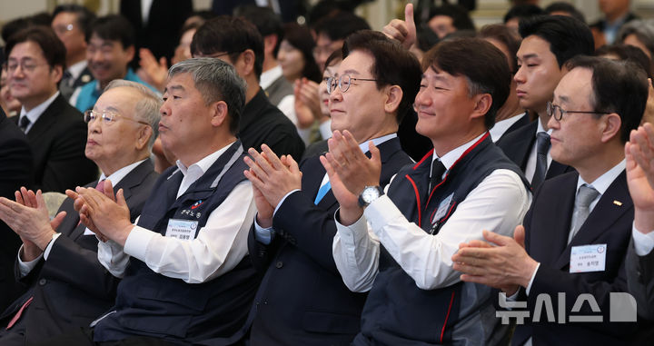 [서울=뉴시스] 고범준 기자 = 이재명 대통령이 1일 청와대에서 열린 2026 노동절 기념식에서 축하공연을 보며 박수치고 있다. (청와대통신사진기자단) 2026.05.01. bjko@newsis.com