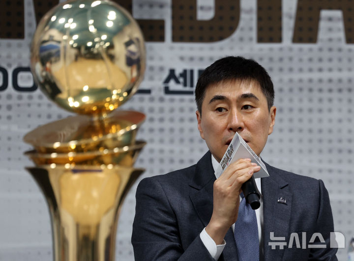 [서울=뉴시스] 조성우 기자 = 이상민 KCC 감독이 1일 서울 강남구 KBL센터에서 열린 2025~2026시즌 LG전자 프로농구 챔피언결정전 미디어데이에서 출사표를 밝히고 있다. 2026.05.01. xconfind@newsis.com