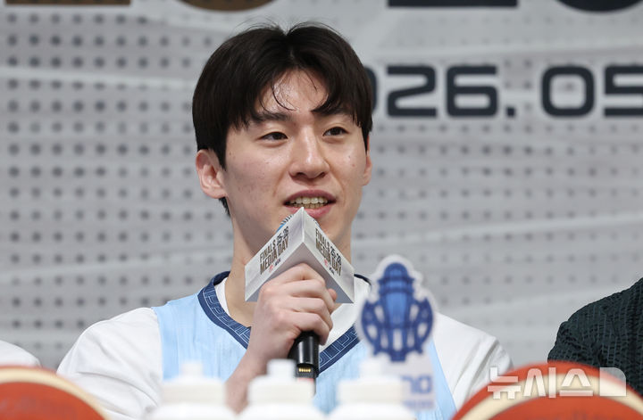 [서울=뉴시스] 조성우 기자 = 소노 이정현이 1일 강남구 KBL센터에서 열린 2025~2026시즌 LG전자 프로농구 챔피언결정전 미디어데이에서 출사표를 밝히고 있다. 2026.05.01. xconfind@newsis.com