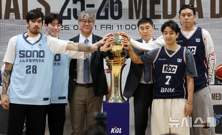 [서울=뉴시스] 조성우 기자 = 1일 강남구 KBL센터에서 열린 2025~2026시즌 LG전자 프로농구 챔피언결정전 미디어데이에서 소노와 KCC 양팀 감독과 선수들이 기념촬영을 하고 있다. 왼쪽부터 소노 케빈 켐바오, 이정현 선수, 손창환 감독, 이상민 KCC 감독, 허훈, 최준용 선수. 2026.05.01. xconfind@newsis.com