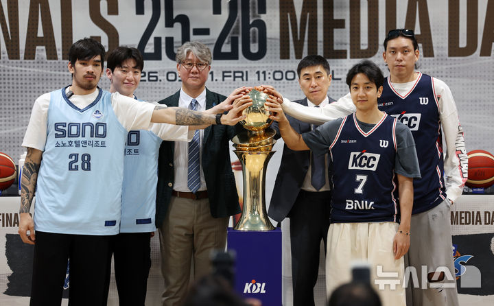 [서울=뉴시스] 조성우 기자 = 1일 강남구 KBL센터에서 열린 2025~2026시즌 LG전자 프로농구 챔피언결정전 미디어데이에서 소노와 KCC 양팀 감독과 선수들이 기념촬영을 하고 있다. 왼쪽부터 소노 케빈 켐바오, 이정현 선수, 손창환 감독, 이상민 KCC 감독, 허훈, 최준용 선수. 2026.05.01. xconfind@newsis.com