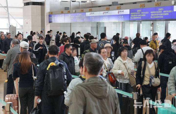[인천공항=뉴시스] 권창회 기자 = 올해 법정공휴일로 지정된 노동절과 어린이날을 낀 징검다리 연휴 기간인 1일 인천국제공항 제1여객터미널 출국장에서 승객들이 발걸음을 옮기고 있다.이날 항공업계에 따르면 징검다리 연휴 기간인 4월 30일부터 5월 5일까지 엿새간 인천국제공항 국제선 이용객은 130만 명으로, 지난해 같은 기간 대비 2.6％ 증가할 것으로 예상했다. 2026.05.01. kch0523@newsis.com
